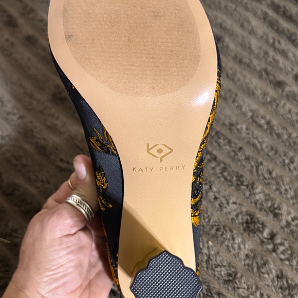 Katy Perry Collections Black and Gold Floral Heels (T5) - Picture 3 of 7